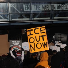 De la lana a la protesta: nace el ‘rage knitting’ contra ICE en EE. UU