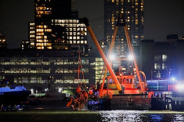 Organismos de emergencia retiran del agua los restos del helicóptero accidentado en el Río Hudson en Nueva York.