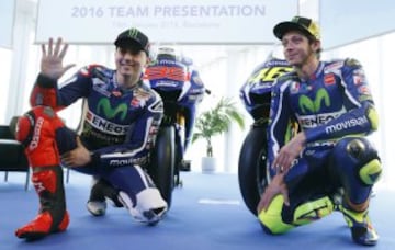 Reencuentro de Rossi y Lorenzo en la presentación de la nueva Yamaha YZR-M1 2016.