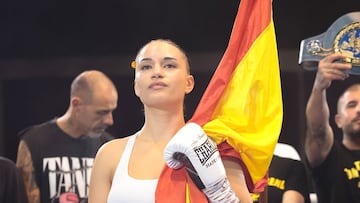 Tania Álvarez posa con la bandera antes de su primera defensa del EBU del peso supergallo.