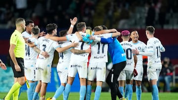 BARCELONA, 10/12/2023.- Los jugadores del Girona celebran su victoria a la finalización del encuentro correspondiente a la jornada 16 de primera división que FC Barcelona y Girona han disputado hoy Domingo en el estadio Olímpico Lluis Companys, en Barcelona. EFE/Siu Wu.