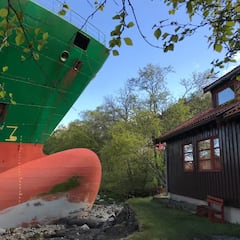 Un hombre amanece y se encuentra un barco de 135 metros encallado en su jardín: “Tuve que doblar el cuello”
