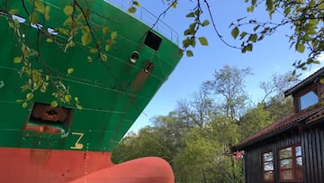 El barco NCL Salter a pocos metros de la casa de Johan Helberg en Byneset