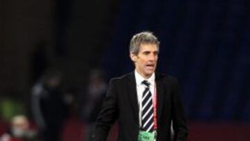 El director técnico de Auckland City FC, Ramón Tribulietx, observa las acciones ante San Lorenzo.