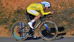 Remco Evenepoel rueda durante la crono final de la Volta ao Algarve 2020.