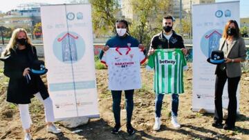 Kound&eacute; y Camarasa, con las camisetas de Sevilla y Betis.