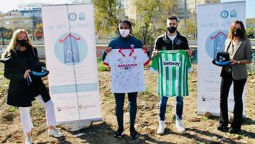 Kound&eacute; y Camarasa, con las camisetas de Sevilla y Betis.