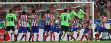 Oriol Riera marca el 2-1.