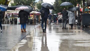 Personas caminan por la calle con paraguas, a 13 de diciembre de 2022, en Madrid (Espa?a). La previsi¨®n de la Agencia Estatal de Meteorolog¨ªa (Aemet) en la Comunidad de Madrid para hoy apunta a que las lluvias persistir¨¢n y que las temperaturas aumentar¨¢n ligeramente. Los cielos seguir¨¢n cubiertos y las precipitaciones ser¨¢n especialmente persistentes en el tercio sur, donde no se descarta alguna tormenta. La lluvia ha provocado demoras en Cercan¨ªas de Madrid y algunos trenes pueden ver alterado su recorrido.
13 DICIEMBRE 2022;RECURSO;AEMET;PREVISI?N;LLUVIA;PRECIPITACIONES;TEMPERATURA;AUMENTO;CIELO;NUBLADO;TORMENTAS
Gustavo Valiente / Europa Press
13/12/2022