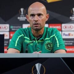 Keizer: "Será difícil, el Villarreal defiende y mueve bien el balón"