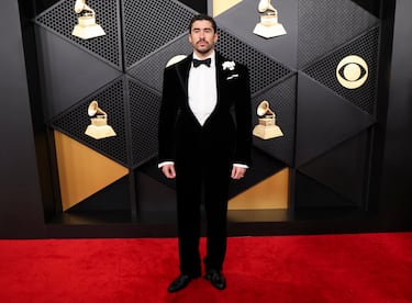 Bad Bunny posa en la alfombra roja.