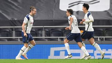 London (United Kingdom), 01/11/2020.- Gareth Bale (L) of Tottenham celebrates after scoring the 2-1 goal during the English Premier League soccer match between Tottenham Hotspur and Brighton Hove Albion in London, Britain, 01 November 2020. (Reino Unido,