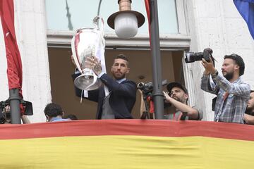 Sergio Ramos levanta en su cuarta Champions League, la conseguida en 2018.