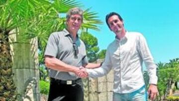 <b>CORDIALIDAD. </b>Los técnicos de ambos conjuntos, Pellegrini y Emery, posan saludándose antes del derbi.