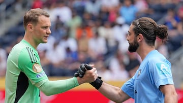 CINCINNATI, OHIO - JUNE 15: Manuel Neuer #1 of FC Bayern Munchen greets Conor Tracey #1 of Auckland City FC prior to the FIFA Club World Cup 2025 group C match between FC Bayern München and Auckland City FC at TQL Stadium on June 15, 2025 in Cincinnati, Ohio. (Photo by S. Mellar/FC Bayern via Getty Images)