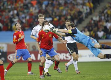 El capit芍n de la Selecci車n fue exigido por los jugadores alemanes, a lo que el meta madrile?o respondi車 de la mejor manera. Realiz車 sendas intervenciones a Trochowski y a Kroos, cumpliendo de sobra con su cometido. Sobre 谷l se comenz車 a cimentar el triunfo de los de Del Bosque.
