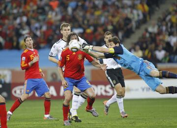 El capitán de la Selección fue exigido por los jugadores alemanes, a lo que el meta madrileño respondió de la mejor manera. Realizó sendas intervenciones a Trochowski y a Kroos, cumpliendo de sobra con su cometido. Sobre él se comenzó a cimentar el triunfo de los de Del Bosque.