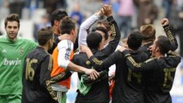 <b>PIÑA DE CAMPEÓN. </b>Los jugadores del Castilla se abrazan tras asegurarse ser primeros.