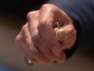 Una bola durante la celebración del Sorteo Extraordinario de la Lotería de Navidad 2024.