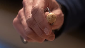 Una bola durante la celebración del Sorteo Extraordinario de la Lotería de Navidad 2024.