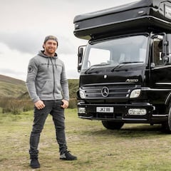 Danny MacAskill estrena una autocaravana gigante que es el sueño de cualquier ciclista
