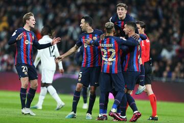 Los jugadores del Barcelona celebran el 0-1.