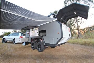 Este remolque tambi¨¦n viene equipado con una serie de toldos y cobertizos para que puedas disfrutar de tu ¡°jard¨ªn¡± all¨¢ d¨®nde lo aparques. Se acab¨® eso de buscar sombra, pues con el EXP-6 nunca te faltar¨¢ de eso.