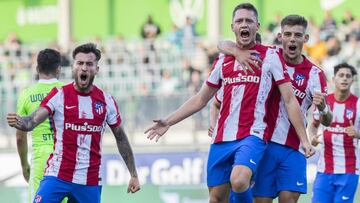 Borja Garcés es felicitado por sus compañeros tres su gol al Wolfsburgo.