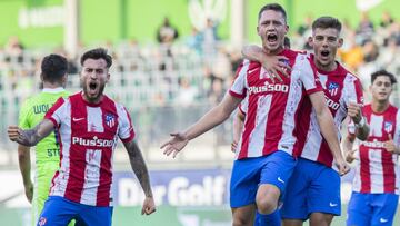 Borja Garc&eacute;s es felicitado por sus compa&ntilde;eros tres su gol al Wolfsburgo.