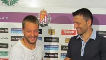 <b>CON SU NUEVA CAMISETA. </b>Patrick Ebert posa con los colores que defenderá esta campaña.