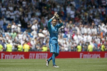 Al final del encuentro el portero del Real Madrid, Keylor Navas, se despidi¨® de la que ha sido su afici¨®n durante muchos a?os.