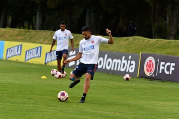 En la sede de la Federación Colombiana de Fútbol, en Bogotá, los convocados por Reinaldo Rueda para el morfociclo de la Selección Colombia tuvieron su primer día de entrenamiento. 