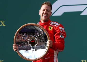 Sebastian Vettel con el Trofeo del Gran Premio de Australia. 