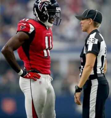 Julio Jones #11 de Atlanta Falcons, habla con la juez de línea Sarah Thomas, durante el partido entre Atlanta Falcons y Dallas Cowboys