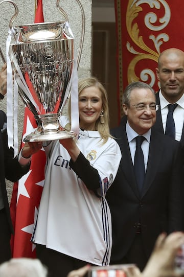 La presidenta de la Comunidad de Madrid, Cristina Cifuentes, junto al presidente del Real Madrid, Florentino Pérez y el técnico francés del equipo blanco, Zinedine Zidane, levanta el trofeo de la Champions League conseguido por el equipo madridista