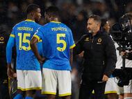 Soccer Football - Premier League - Fulham v Wolverhampton Wanderers - Craven Cottage, London, Britain - November 1, 2025 Wolverhampton Wanderers manager Vitor Pereira shakes hands with Yerson Mosquera after the match Action Images via Reuters/Andrew Couldridge EDITORIAL USE ONLY. NO USE WITH UNAUTHORIZED AUDIO, VIDEO, DATA, FIXTURE LISTS, CLUB/LEAGUE LOGOS OR 'LIVE' SERVICES. ONLINE IN-MATCH USE LIMITED TO 120 IMAGES, NO VIDEO EMULATION. NO USE IN BETTING, GAMES OR SINGLE CLUB/LEAGUE/PLAYER PUBLICATIONS. PLEASE CONTACT YOUR ACCOUNT REPRESENTATIVE FOR FURTHER DETAILS..