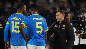 Soccer Football - Premier League - Fulham v Wolverhampton Wanderers - Craven Cottage, London, Britain - November 1, 2025 Wolverhampton Wanderers manager Vitor Pereira shakes hands with Yerson Mosquera after the match Action Images via Reuters/Andrew Couldridge EDITORIAL USE ONLY. NO USE WITH UNAUTHORIZED AUDIO, VIDEO, DATA, FIXTURE LISTS, CLUB/LEAGUE LOGOS OR 'LIVE' SERVICES. ONLINE IN-MATCH USE LIMITED TO 120 IMAGES, NO VIDEO EMULATION. NO USE IN BETTING, GAMES OR SINGLE CLUB/LEAGUE/PLAYER PUBLICATIONS. PLEASE CONTACT YOUR ACCOUNT REPRESENTATIVE FOR FURTHER DETAILS..