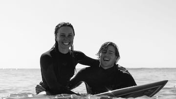 Kai McKenzie en el pico donde un tiburón le arrancó una pierna