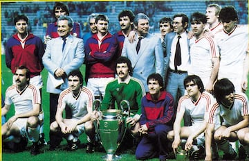 La plantilla del Steaua de Bucarest 1985/86 posa con la Copa de Europa.