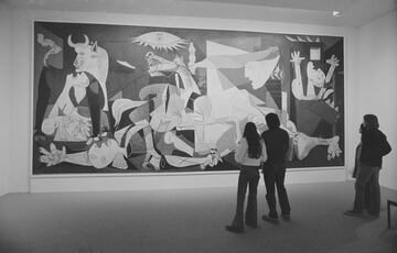 Según el Museo Reina Sofía, lugar donde se encuentra la popular pintura, el motivo que impulsó a Pablo Picasso a realizar la escena representada fue la noticia de los bombardeos efectuados por la aviación alemana sobre la villa vasca que da nombre a la obra. El pintor malagueño realizó la obra, con técnica de óleo sobre lienzo, entre los meses de mayo y junio de 1937. Sus dimensiones son de 349,3 x 776,6 cm y fue encargado al artista por el director general de Bellas Artes, Max Aub, a petición del Gobierno de la Segunda República Española para ser expuesto en el pabellón español durante la Exposición Internacional de 1937 en París. El Guernica pertenece al estilo cubista, surrealista y expresionista.