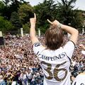 Luka Modric disfrutando de la celebración junto con los aficionados presentes.