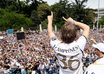 Luka Modric celebró así en Cibeles la 36ª Liga del Madrid.