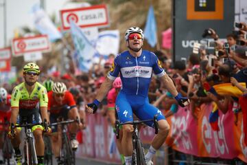Elia Viviani cruzando la línea de meta tras proclamarse vencedor de la segunda etapa del Giro de Italia 2018.