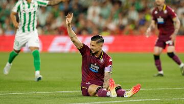 SEVILLA, 24/04/2025.- El defensa del Valladolid Javier S¨¢nchez se lesiona durante el partido de LaLiga de f¨²tbol que Real Betis y Real Valladolid disputan este jueves en el estadio Benito Villamar¨ªn, en Sevilla. EFE/Julio Mu?oz