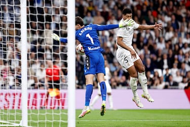 Minuto 48 de partido. El jugador inglés del Real Madrid se lleva un manotazo fortuito del portero de la Real Sociedad cuando intentaba rematar en el área pequeña.