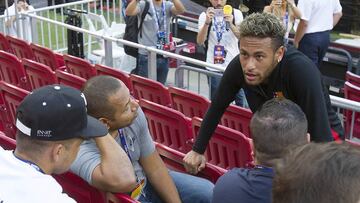 Neymar charla con su padre en Nueva York durante una entrenamiento de la gira americana del Barcelona.