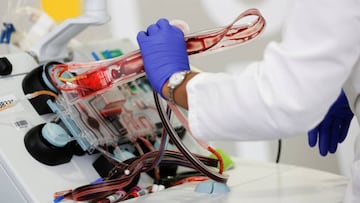 FILE PHOTO: Phlebotomist Jenee Wilson takes apart an aphaeresis kit after processing a convalescent plasma donation from a recovered coronavirus (COVID-19) patient at the Central Seattle Donor Center of Bloodworks Northwest during the outbreak in Seattle, Washington, U.S. April 17, 2020. The plasma from recovered patients will be used in an experimental treatment study for current coronavirus patients. REUTERS/Lindsey Wasson/File Photo