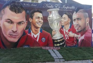 José Luis Madrid, artista de la comuna de Quilicura, decidió inmortalizar la imagen de Gary Medel, Alexis Sánchez, Eduardo Vargas y Arturo Vidal en un mural como un homenaje al logro de la Copa América conseguida hace meses.