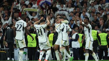 MADRID, 09/04/2024.- Los jugadores del Real Madrid celebran el tercer gol del equipo madridista durante el encuentro correspondiente a los cuartos de final de la Liga de Campeones que Real Madrid y Manchester City han disputado hoy martes en el estadio Santiago Bernabéu, en Madrid. EFE / Kiko Huesca.