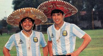 Los dos legendarios jugadores argentinos disputaron la Copa del Mundo México 1986. En una sesión fotográfica, "El Pelusa" y "El Káiser" posaron con sendos sombreros de mariachi.